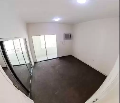 Wohn Klaar eigendom 2 Schlafzimmer U/F Wohnung  zu vermieten in Al Sadd , Doha #15391 - 1  image 